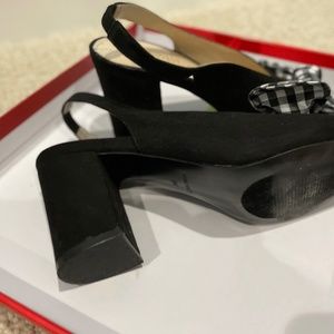 Black/white heel strap suede shoe